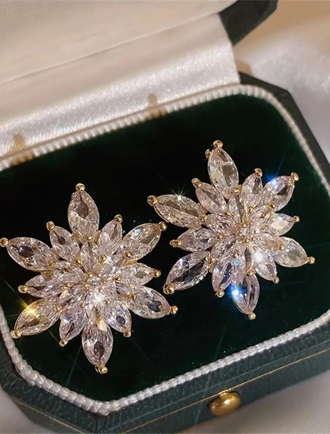 Wholesale Women's Stud Earrings Fine Jewelry Classic Flower Shape Stylish Simple Earrings Jewelry Golden For Wedding Party 1 Pair